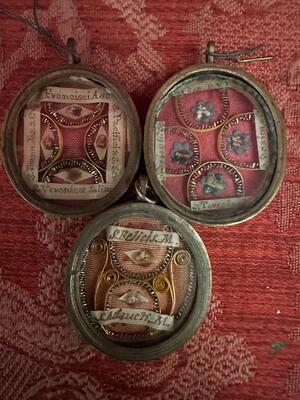 Series Of 7 Multi - Reliquaries Ex Ossibus Relics Of 20 Important Saints en Brass / Glass / Wax Seals, Italy  19 th century ( Anno 1835 )