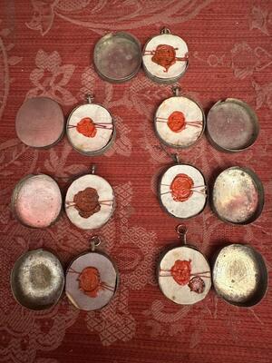 Series Of 7 Multi - Reliquaries Ex Ossibus Relics Of 20 Important Saints en Brass / Glass / Wax Seals, Italy  19 th century ( Anno 1835 )