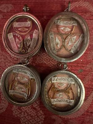 Series Of 7 Multi - Reliquaries Ex Ossibus Relics Of 20 Important Saints en Brass / Glass / Wax Seals, Italy  19 th century ( Anno 1835 )