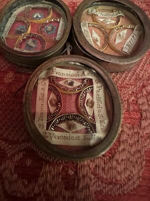 Series Of 7 Multi - Reliquaries Ex Ossibus Relics Of 20 Important Saints en Brass / Glass / Wax Seals, Italy  19 th century ( Anno 1835 )